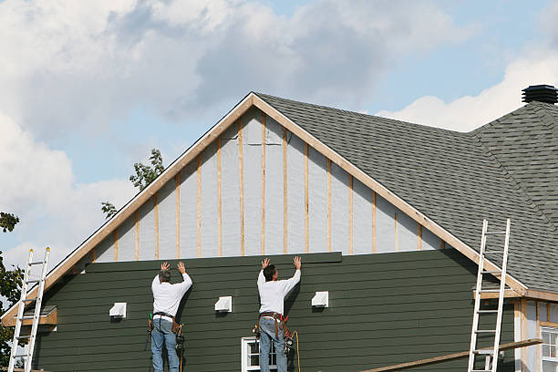 Professional Siding technician working in Earleville, MD